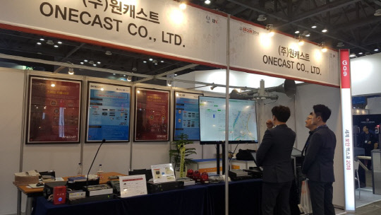 14일 킨텍스에서 '세계보안엑스포 2018'이 개막했다. 이날 관람객들이 원캐스트 부스를 방문한 모습 .